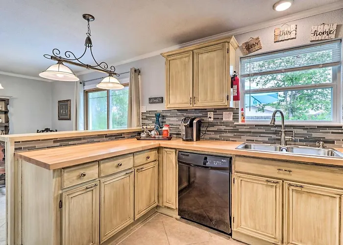 5 Mi To Hood! 'brooklyn House' W/ Fenced Yard Holiday home