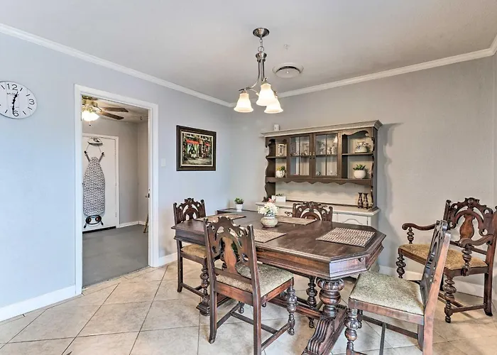 Holiday home 5 Mi To Hood! 'brooklyn House' W/ Fenced Yard