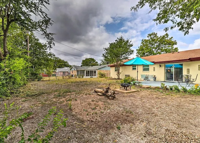Holiday home 5 Mi To Hood! 'brooklyn House' W/ Fenced Yard *
